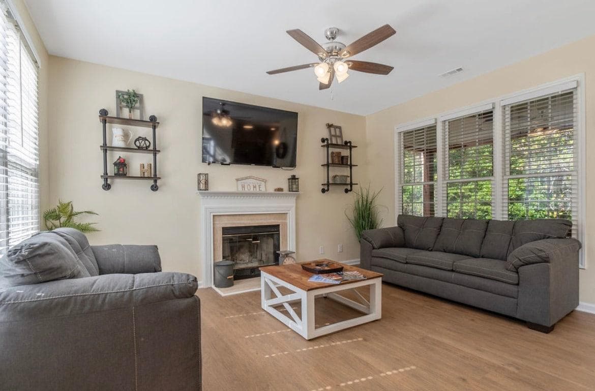 Spacious living room 